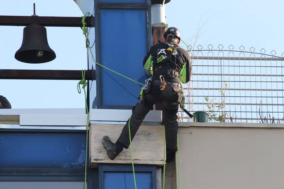 Dakwerker van Dakwerken ADD aan het werk op hoogte