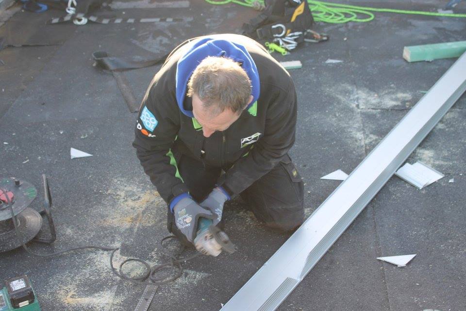 Dakwerker van Dakwerken ADD werkt een plat dak af